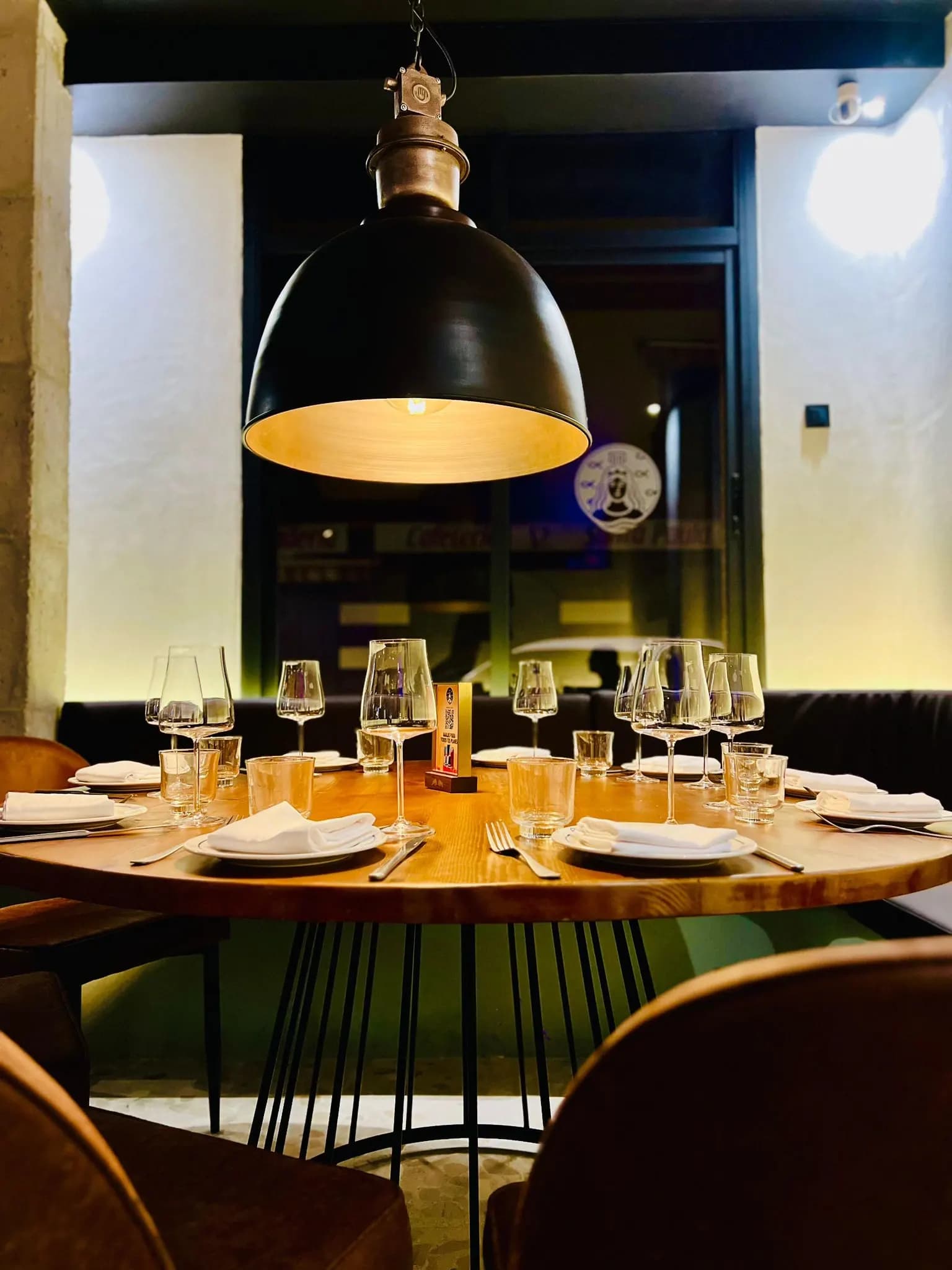 Mesa servida en el interior de La Rollana